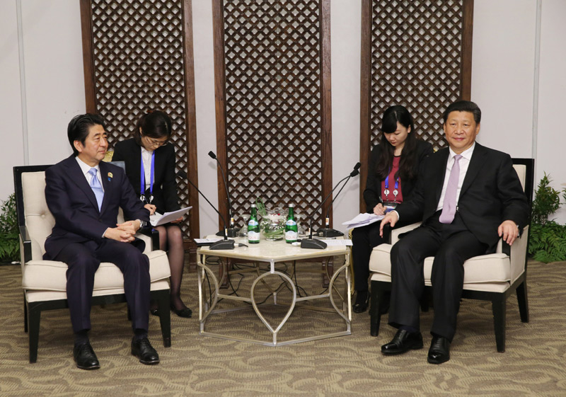 4月22日，國家主席習近平在雅加達應約會見日本首相安倍晉三。新華社記者蘭紅光攝