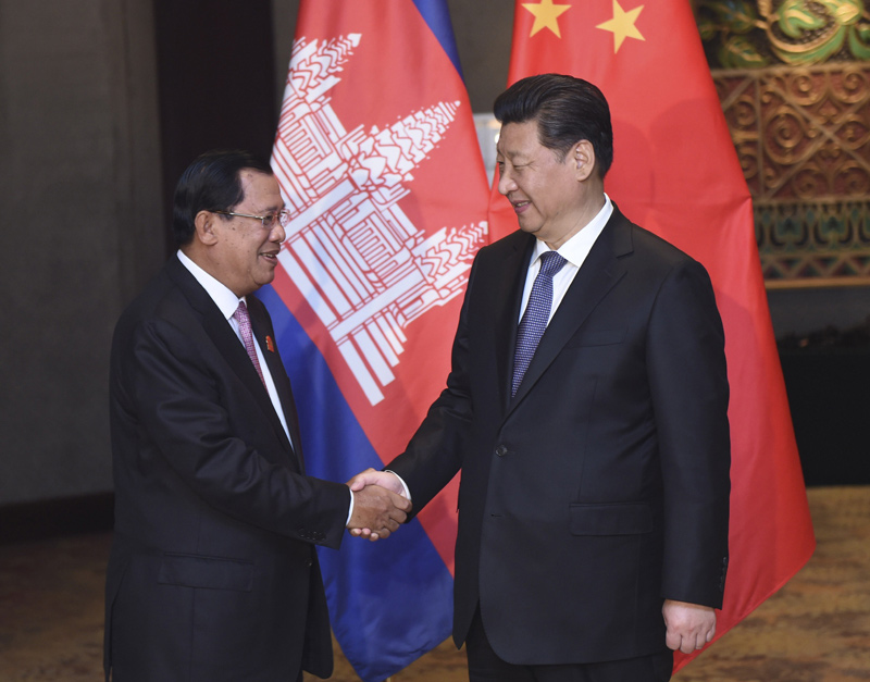 4月23日，國家主席習近平在雅加達會見柬埔寨首相洪森。新華社記者張鐸攝