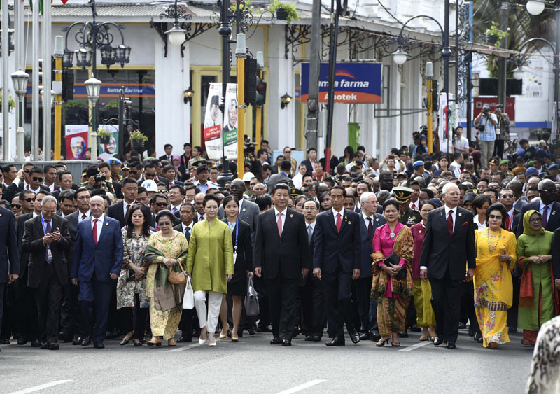 4月24日，國家主席習近平在印度尼西亞萬隆出席萬隆會議60周年紀念活動。這是習近平主席和夫人彭麗媛同亞非國家的領導人一起參加緬懷先賢的“歷史性步行”。新華社記者 李學仁 攝