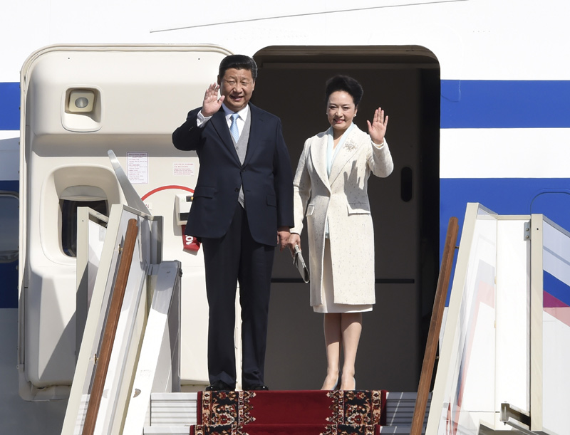 5月8日，國家主席習近平抵達俄羅斯首都莫斯科，開始訪問俄羅斯，並出席即將舉行的俄羅斯紀念衛國戰爭勝利70周年慶典。這是習近平和夫人彭麗媛步出艙門。新華社記者張鐸攝