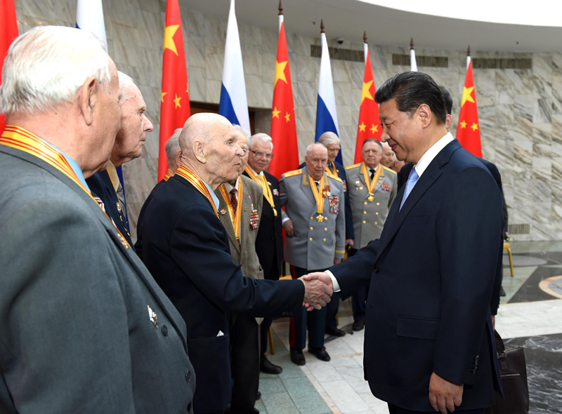 5月8日，國家主席習近平在莫斯科會見曾在中國東北抗日戰場上和衛國戰爭中浴血奮戰的18名俄羅斯老戰士代表。新華社記者張鐸攝
