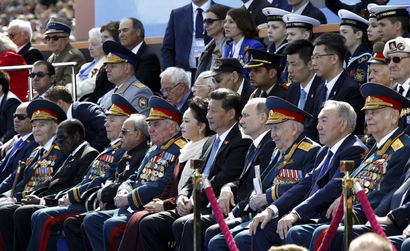 5月9日，俄羅斯舉行紀念衛國戰爭勝利70周年盛大慶典。國家主席習近平和來自世界約20個國家和地區及國際組織領導人出席慶典。這是習近平和夫人彭麗媛同普京等領導人出席紅場閱兵儀式。新華社記者鞠鵬攝