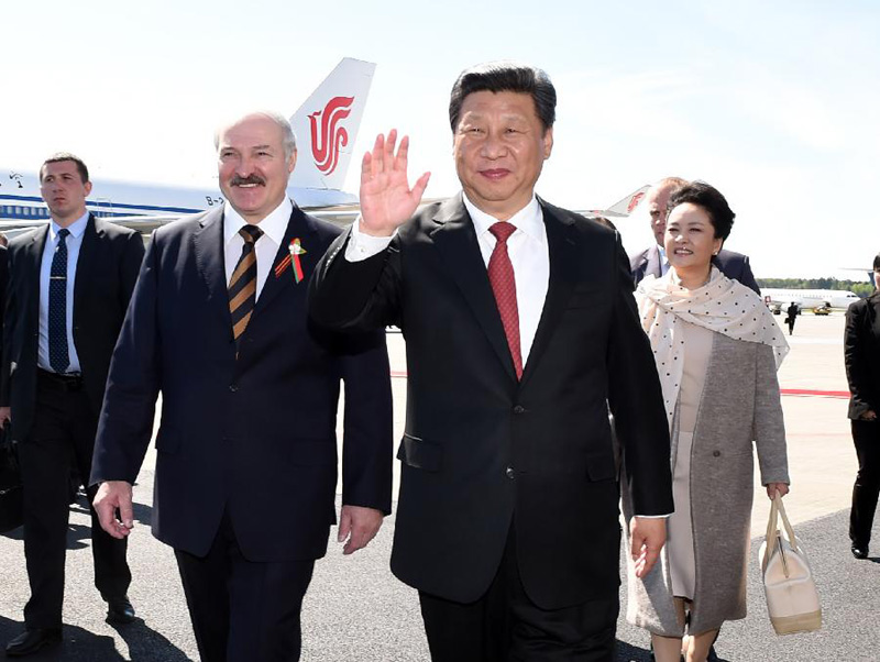 5月10日，國家主席習近平抵達白俄羅斯首都明斯克，開始對白俄羅斯進行國事訪問。白俄羅斯總統盧卡申科偕白俄羅斯政府高級官員到機場迎接習近平和夫人彭麗媛。新華社記者 饒愛民 攝