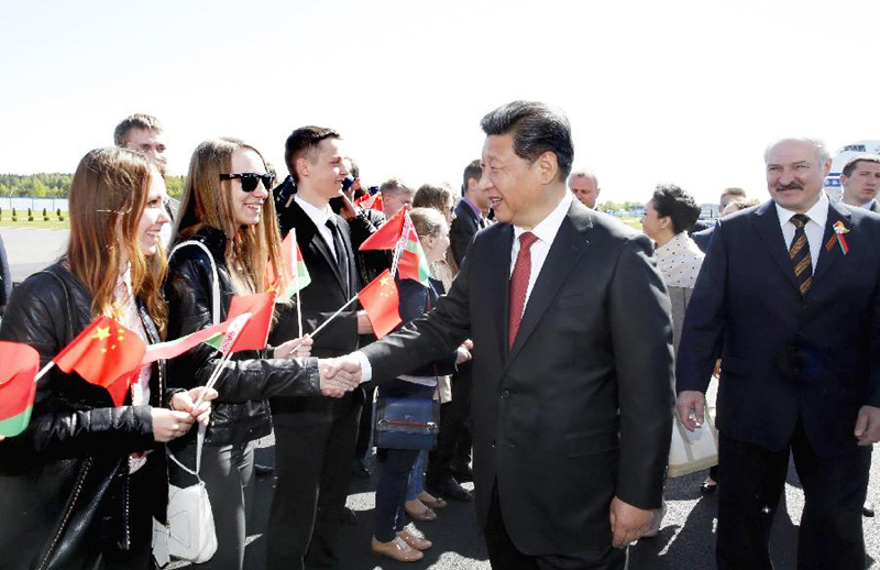 5月10日，國家主席習近平抵達白俄羅斯首都明斯克，開始對白俄羅斯進行國事訪問。這是習近平和夫人彭麗媛在機場同前來歡迎的白俄羅斯青年親切握手。新華社記者 鞠鵬 攝