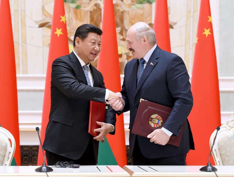 5月10日，國家主席習近平在明斯克同白俄羅斯總統盧卡申科舉行會談。會談后，習近平與盧卡申科共同簽署了《中華人民共和國和白俄羅斯共和國友好合作條約》和《中華人民共和國和白俄羅斯共和國關於進一步發展和深化全面戰略伙伴關系的聯合聲明》。新華社記者謝環馳攝