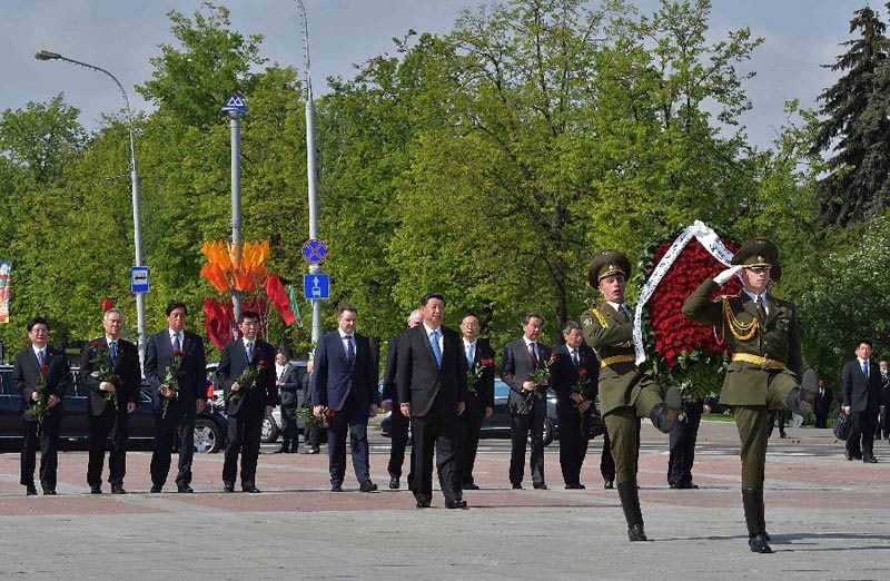 5月11日，國家主席習近平在明斯克向白俄羅斯勝利紀念碑敬獻花圈。 新華社記者 李濤 攝