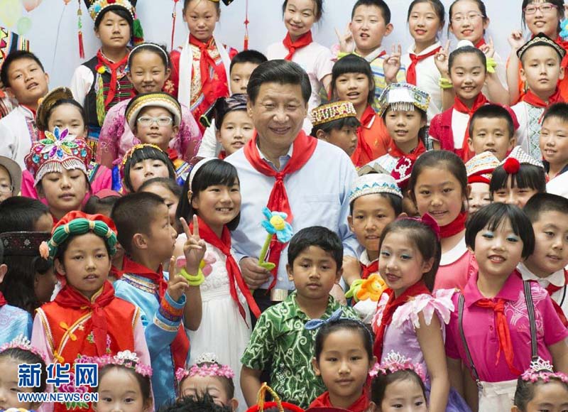 2013年5月29日，習近平在北京市少年宮參加“快樂童年放飛希望”主題隊日活動。 這是習近平同孩子們合影。新華社記者李學仁攝