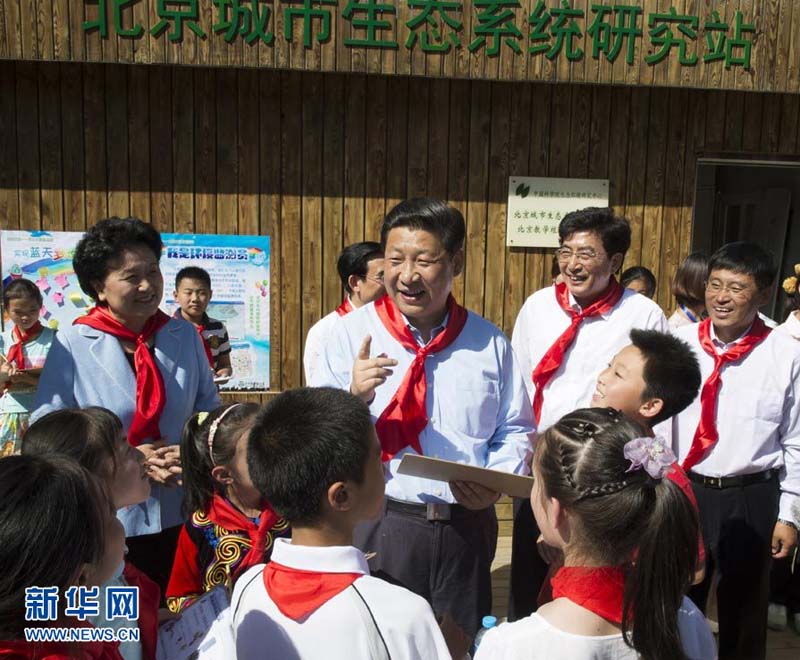 2013年5月29日，習近平在北京市少年宮參加“快樂童年放飛希望”主題隊日活動。這是習近平在和孩子們談對環保的認識和理解。 新華社記者李學仁攝