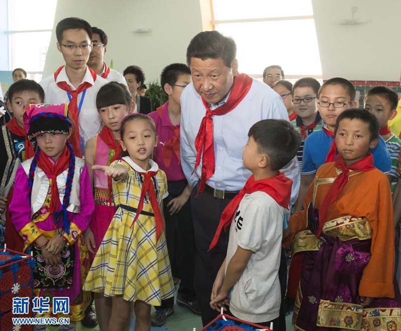 2013年5月29日，習近平在北京市少年宮參加“快樂童年放飛希望”主題隊日活動。這是習近平在察看孩子們進行“美好家園創意搭建”的情況。 新華社記者李學仁攝