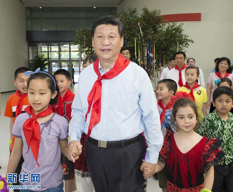 2013年5月29日，習近平在北京市少年宮參加“快樂童年放飛希望”主題隊日活動。這是習近平同孩子們在一起。 新華社記者李學仁攝