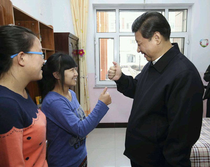 在福利院，習近平看望了聾啞女孩王雅妮和放假“回家”的大學生閆志淨，問學習，說志向，翻看手語書和相冊?？吹胶⒆觽兘】党砷L，他十分高興，祝願她們學業有成。小雅妮彎了彎大拇指，用啞語表示“謝謝”。習近平也伸出大拇指學：“是‘好’，彎一彎是‘謝謝’?！? ></a><br><center><font color='#000000'>在福利院，習近平看望了聾啞女孩王雅妮和放假“回家”的大學生閆志淨，問學習，說志向，翻看手語書和相冊?？吹胶⒆觽兘】党砷L，他十分高興，祝願她們學業有成。小雅妮彎了彎大拇指，用啞語表示“謝謝”。習近平也伸出大拇指學：“是‘好’，彎一彎是‘謝謝’?！?/font></center></dd>
    <dt style=