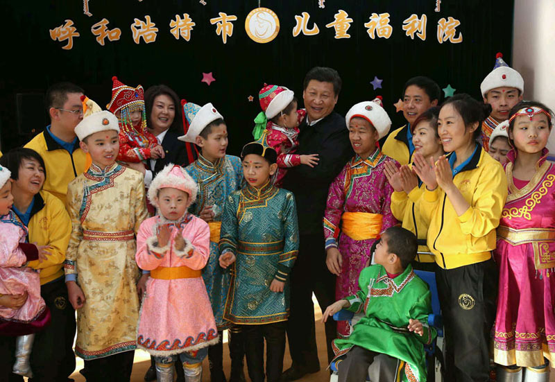 “我今年4 歲，是男孩”“我5歲……”在排練室，正在排練迎春節目的孤殘兒童們圍上來，紛紛向總書記自我介紹。習近平蹲下身來，疼愛地抱起一位小朋友?！案卸鞯男?，感謝有你……”孩子們邊做手勢，邊齊聲唱起《感恩的心》。歌聲悠揚，不少人的眼眶濕潤了。習近平動情地說，有一顆感恩的心很重要，所有的人都要有感恩的心。希望福利院的孩子和祖國其他孩子一樣健康生活、幸福成長。這是我們最大的願望。我向福利院所有職工致以新春祝福，你們很辛苦，做的事情積善積德，很有意義，黨和政府、人民都感謝你們。