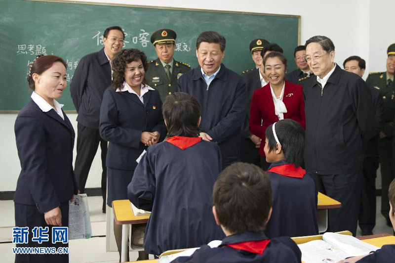 2014年4月27日至30日，習近平在新疆考察。這是4月28日上午，習近平在疏附縣托克扎克鎮中心小學與六年級一班的學生交談。新華社記者謝環馳攝
