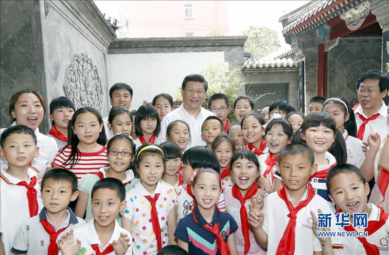 2014年5月30日上午，習近平來到北京市海澱區民族小學，參加慶?！傲弧眹H兒童節活動。這是活動結束后，習近平與學校師生合影留念。新華社記者 鞠鵬 攝