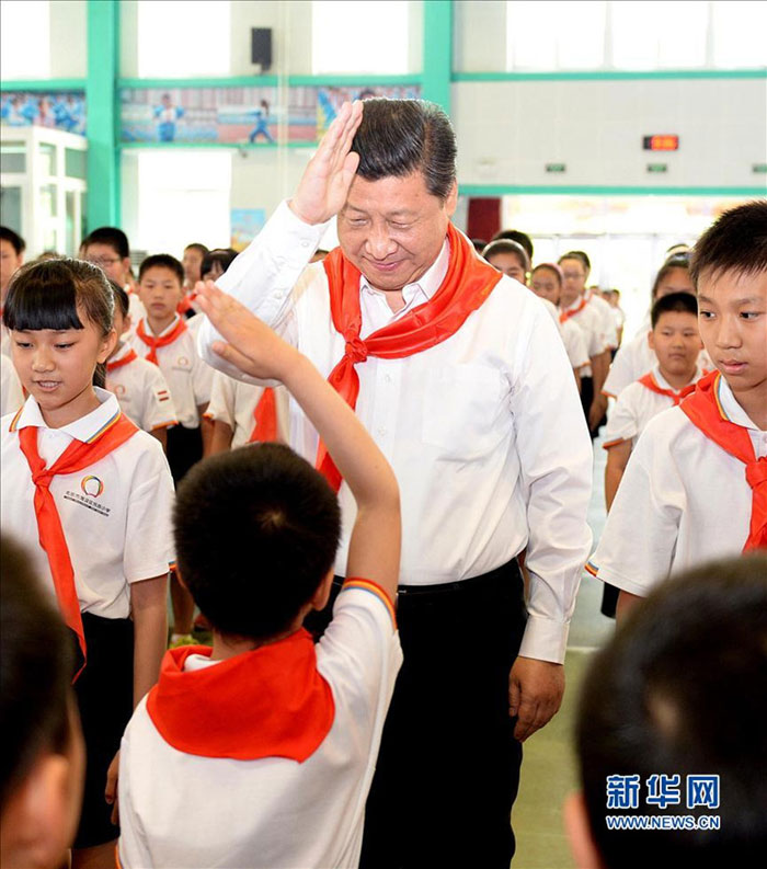 2014年5月30日上午，習近平來到北京市海澱區民族小學，參加慶?！傲弧眹H兒童節活動。這是習近平參加少先隊入隊儀式。新華社記者 李濤 攝