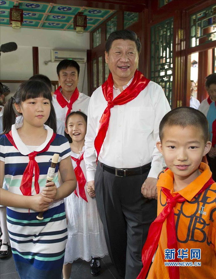 2014年5月30日上午，習近平來到北京市海澱區民族小學，參加慶?！傲弧眹H兒童節活動。 新華社記者謝環馳 攝