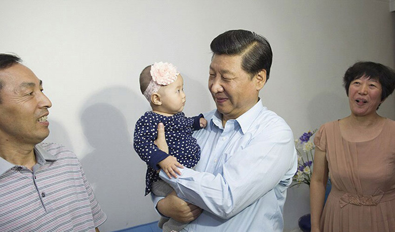 2013年8月28日至31日，習近平來到大連、沈陽等地，深入了解老工業基地調整改造和振興發展情況。習近平30日下午來到沈陽沈河區多福社區下崗再就業工人叢龍江家看望，關切詢問一家人的生活工作情況?？吹絽昌埥?個月大的孫女，他高興地把孩子抱起來。孩子十分乖巧，一雙眼睛充滿童真。習近平笑著說：“很可愛，很安靜?！彼＠蠀惨患疑钚腋?。