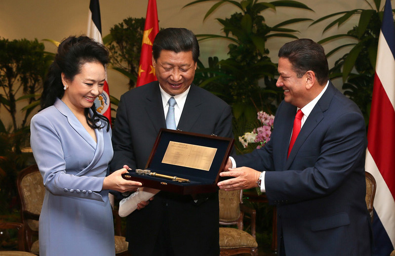 2013年6月3日，中國國家主席習近平和夫人彭麗媛在哥斯達黎加首都聖何塞市接受該市市長阿拉亞授予的聖何塞城市鑰匙。蘭紅光 攝