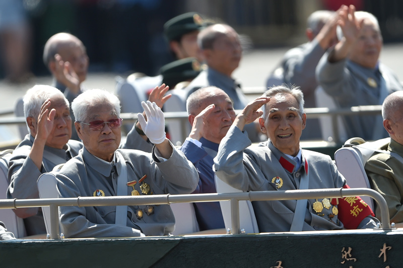 9月3日，中國人民抗日戰爭暨世界反法西斯戰爭勝利70周年紀念大會在北京隆重舉行。這是抗戰老兵乘車方隊。新華社記者朱崢攝