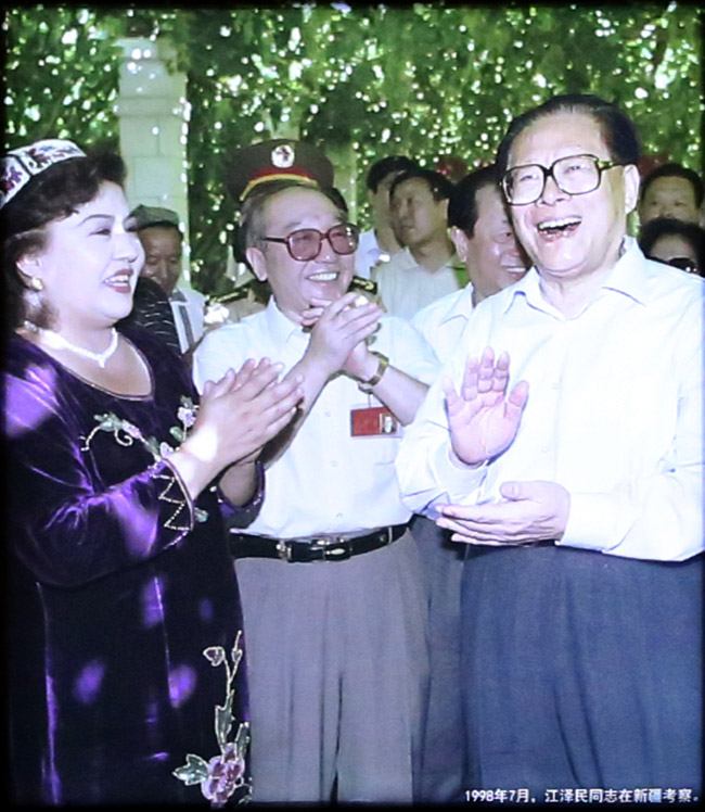 1998年7月，江澤民同志在新疆考察。