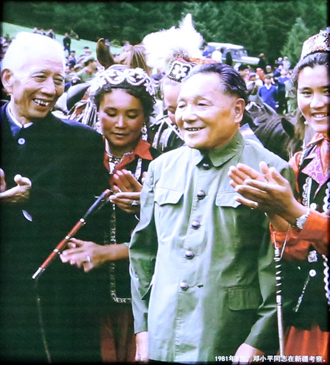 1981年8月，鄧小平同志在新疆考察。