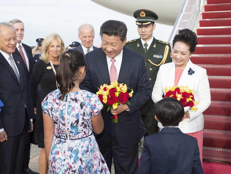 9月24日，國家主席習近平乘專機抵達美國首都華盛頓，繼續對美國進行國事訪問。這是美國兒童向習近平夫婦獻花。新華社記者 黃敬文 攝