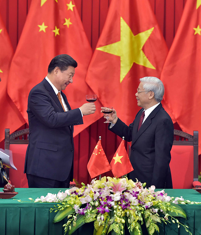 11月5日，中共中央總書記、國家主席習近平在河內同越共中央總書記阮富仲舉行會談。這是會談后，兩國領導人共同見証雙邊合作文件的簽署。新華社記者 李濤 攝