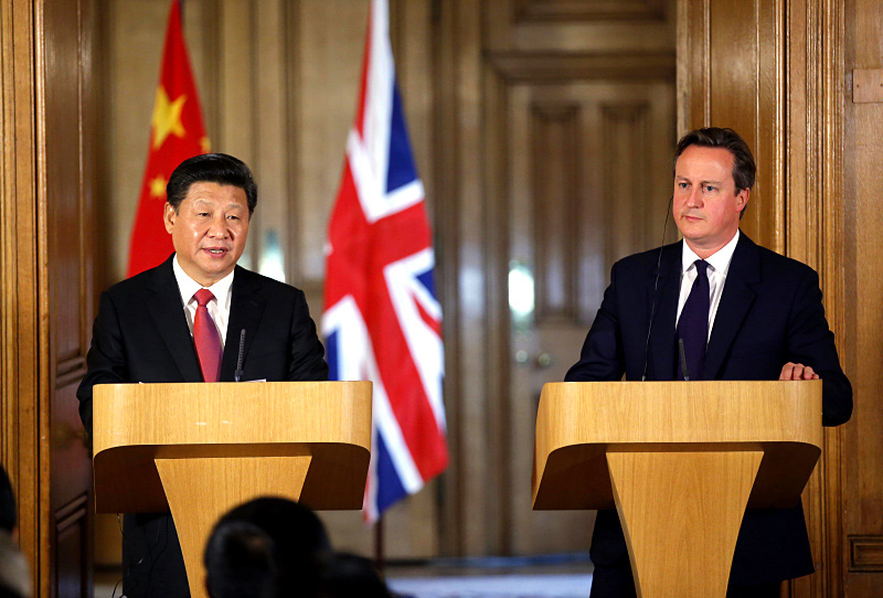 10月21日，國家主席習近平在倫敦唐寧街首相府同英國首相卡梅倫舉行會談。這是會談結束后，習近平和卡梅倫共同會見記者。新華社記者 鞠鵬 攝