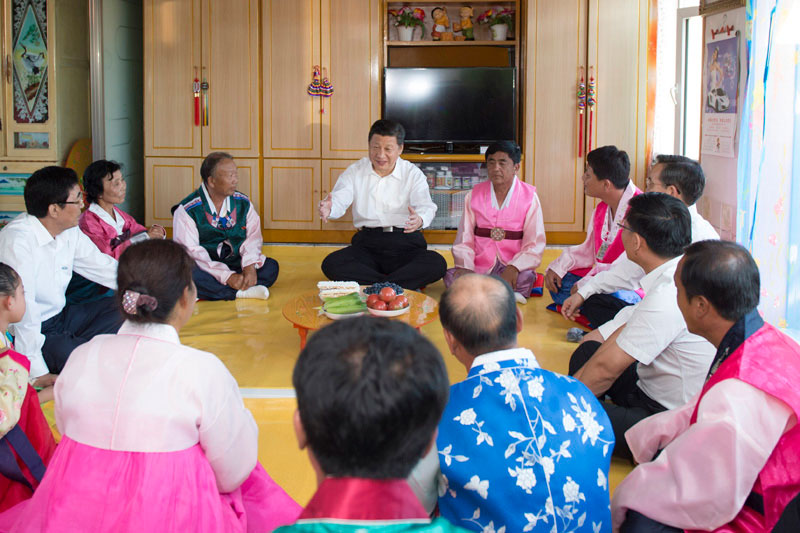 這是7月16日，習近平在延邊朝鮮族自治州和龍市東城鎮光東村農戶家中同村民們親切交談。新華社記者 謝環馳 攝
