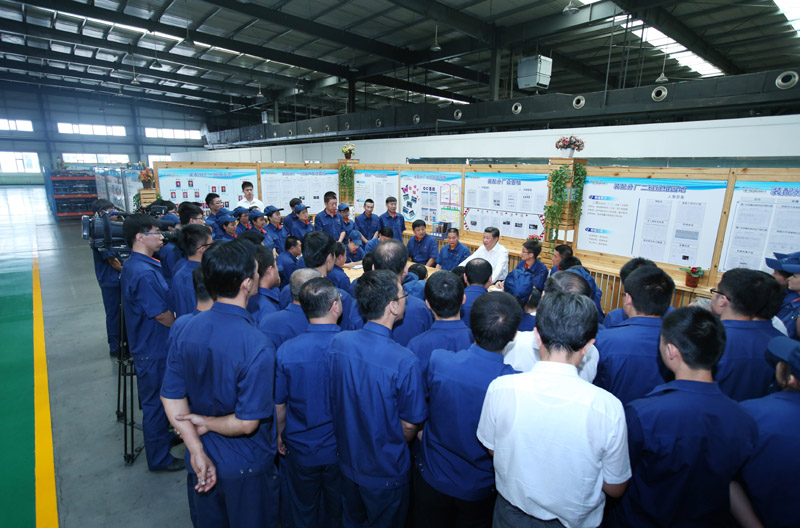 這是7月17日，習近平在吉林東北工業集團長春一東離合器股份有限公司的車間班組園地同職工座談。新華社記者 姚大偉 攝