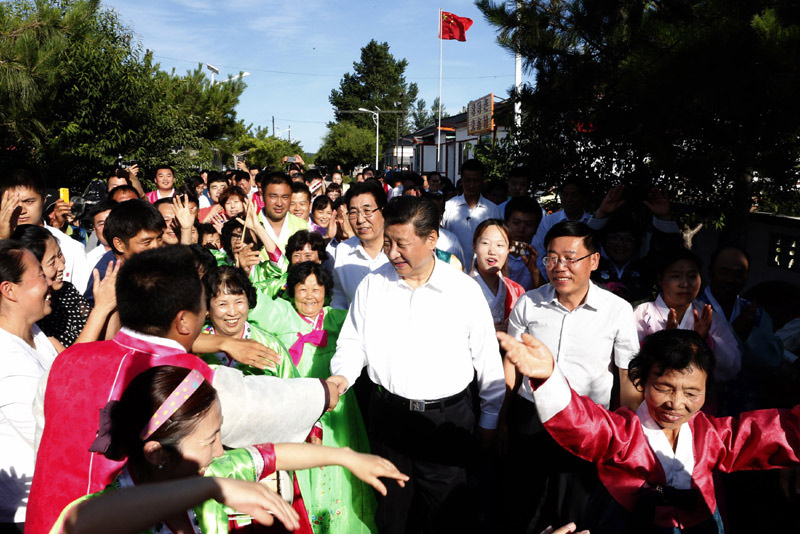 這是7月16日，習近平在延邊州和龍市東城鎮光東村同當地群眾在一起。新華社記者 鞠鵬 攝