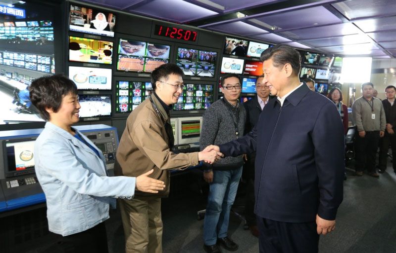 2月19日，中共中央總書記、國家主席、中央軍委主席習近平在北京主持召開黨的新聞輿論工作座談會，並到中央新聞單位調研。這是習近平在中央電視臺總控中心同工作人員親切握手。新華社記者 馬佔成 攝