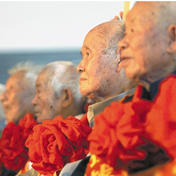 民族脊梁       一個個優秀共產黨員勇敢地擔負起歷史使命，挺起中華民族堅強的脊梁