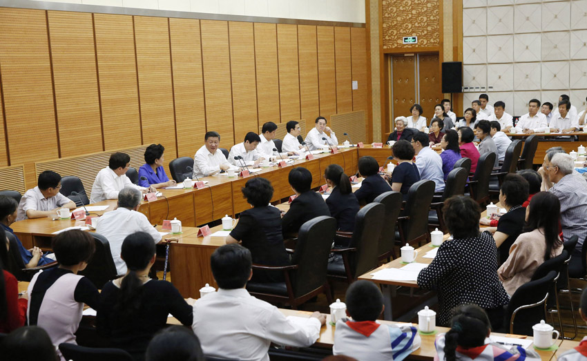 9月9日，中共中央總書記、國家主席、中央軍委主席習近平來到北京市八一學校，看望慰問師生，向全國廣大教師和教育工作者致以節日祝賀和誠摯問候。這是習近平同北京市和八一學校教師學生代表座談。新華社記者 鞠鵬 攝