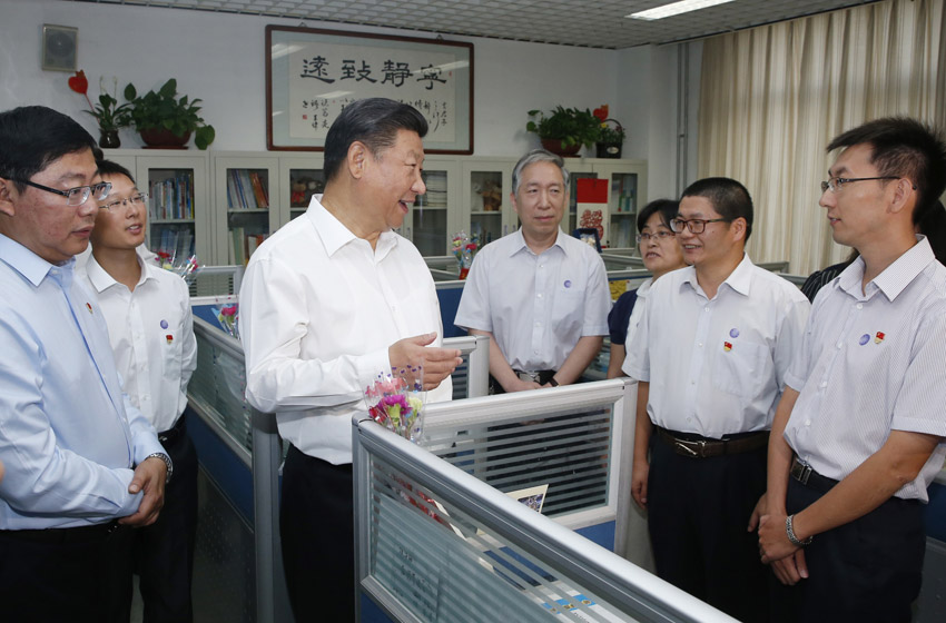 9月9日，中共中央總書記、國家主席、中央軍委主席習近平來到北京市八一學校，看望慰問師生，向全國廣大教師和教育工作者致以節日祝賀和誠摯問候。這是習近平在學校高中部教師集體辦公室與教師親切交談。新華社記者 鞠鵬 攝