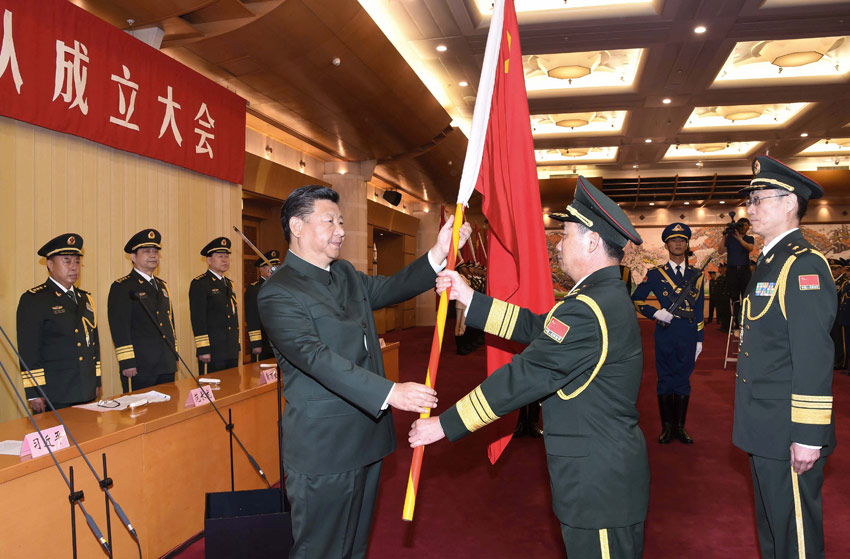 9月13日，中央軍委聯勤保障部隊成立大會在北京八一大樓隆重舉行。中共中央總書記、國家主席、中央軍委主席習近平向武漢聯勤保障基地和無錫、桂林、西寧、沈陽、鄭州聯勤保障中心授予軍旗並致訓詞。這是習近平向武漢聯勤保障基地司令員李士生、政治委員殷志紅授軍旗。新華社記者李剛攝