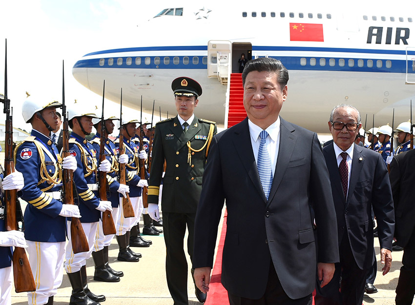 10月13日，國家主席習近平乘專機抵達金邊國際機場，開始對柬埔寨王國進行國事訪問。柬埔寨副首相兼王宮事務大臣貢桑奧親王和夏卡朋親王、阿倫公主等在舷梯旁熱情迎接習近平主席。新華社記者　謝環馳　攝