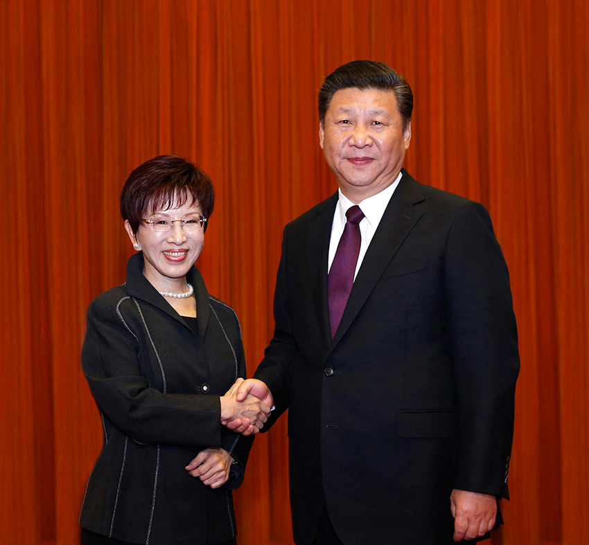 11月1日，中共中央總書記習近平在北京人民大會堂會見洪秀柱主席率領的中國國民黨大陸訪問團。新華社記者 鞠 鵬攝