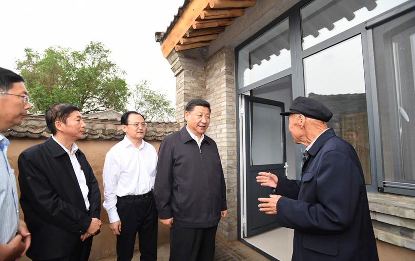 6月21日，中共中央總書記、國家主席、中央軍委主席習近平到山西考察調研。這是習近平來到忻州市岢嵐縣易地扶貧搬遷集中安置點——宋家溝新村村民張貴明家中看望。新華社記者 李學仁 攝
