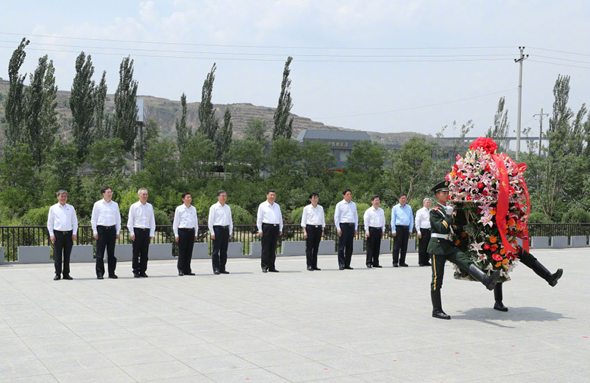 6月21日，中共中央總書記、國家主席、中央軍委主席習近平到山西考察調研。這是習近平來到興縣，參觀晉綏邊區革命紀念館，向革命烈士敬獻花籃。新華社記者 龐興雷 攝