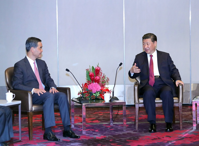 6月29日中午，國家主席習近平在香港會見香港特別行政區行政長官梁振英。新華社記者 鞠鵬 攝