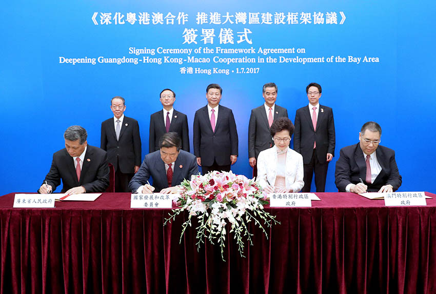 7月1日上午，《深化粵港澳合作　推進大灣區建設框架協議》在香港簽署，國家主席習近平出席簽署儀式。 新華社記者 馬佔成 攝