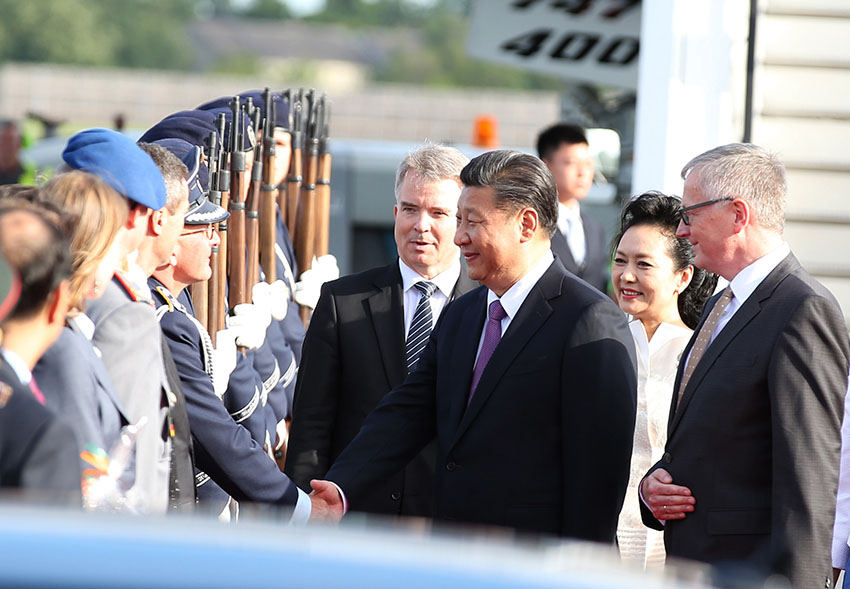 7月4日，國家主席習近平乘專機抵達柏林，開始對德意志聯邦共和國進行國事訪問。德國政府高級官員在舷梯旁迎接習近平和夫人彭麗媛。新華社記者 姚大偉 攝
