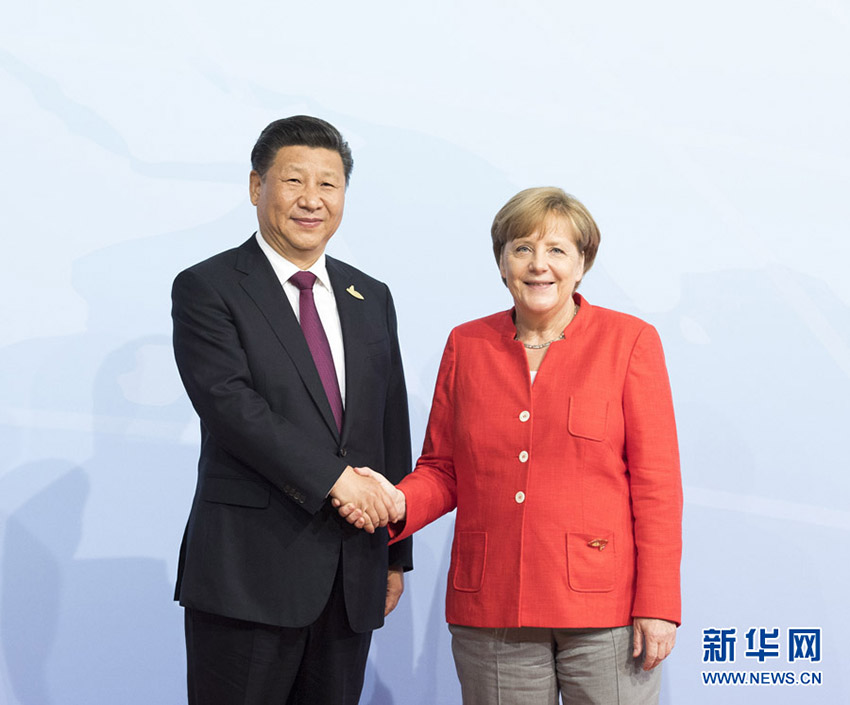 7月7日，二十國集團領導人第十二次峰會在德國漢堡舉行。國家主席習近平出席並發表題為《堅持開放包容　推動聯動增長》的重要講話。這是峰會開始前，習近平受到德國總理默克爾迎接。新華社記者 李學仁 攝