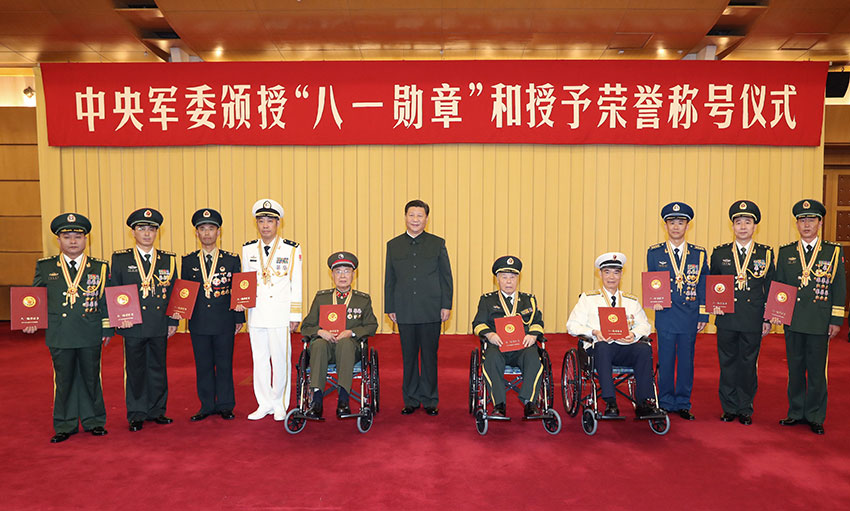 7月28日，中央軍委頒授“八一勛章”和授予榮譽稱號儀式在北京八一大樓隆重舉行。中共中央總書記、國家主席、中央軍委主席習近平向“八一勛章”獲得者頒授勛章和証書，向獲得榮譽稱號的單位頒授獎旗。這是習近平同獲得“八一勛章”的同志集體合影。新華社記者李剛攝