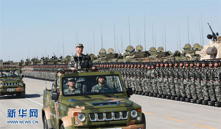 7月30日上午，慶祝中國人民解放軍建軍90周年閱兵在朱日和聯合訓練基地隆重舉行。中共中央總書記、國家主席、中央軍委主席習近平檢閱部隊並發表重要講話。這是習近平乘車檢閱部隊。新華社記者 李剛 攝