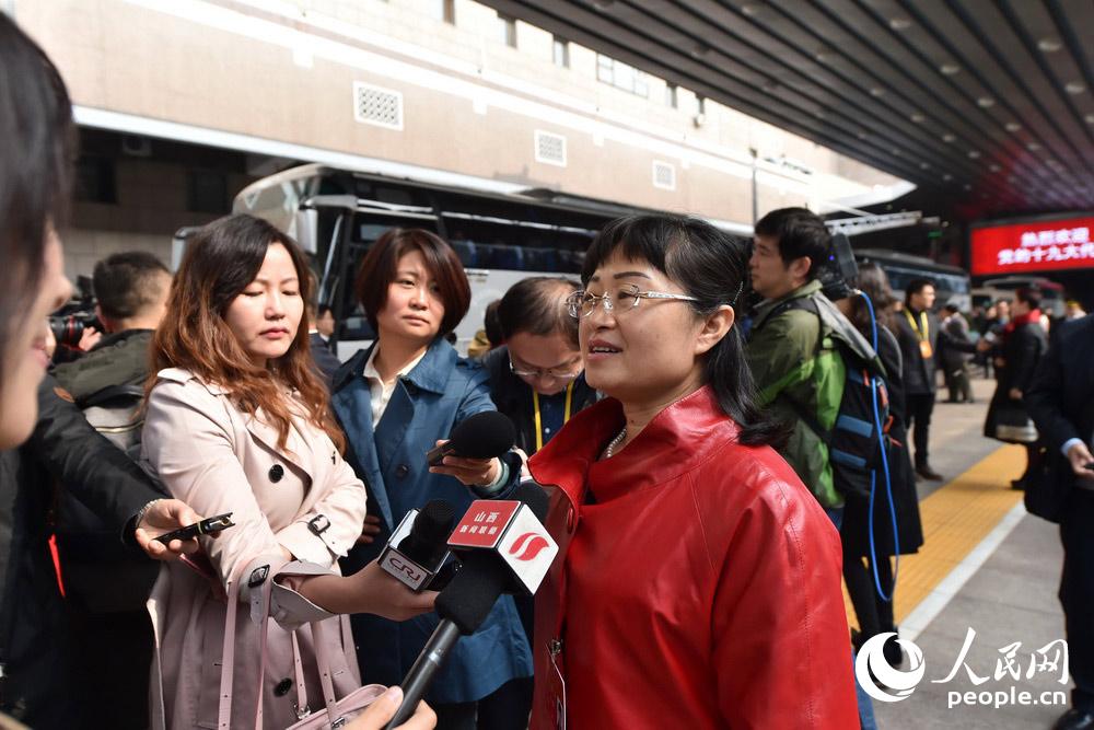 黨的十九大代表、大同五中教研室副主任續燁接受媒體採訪。（人民網記者 翁奇羽 攝）