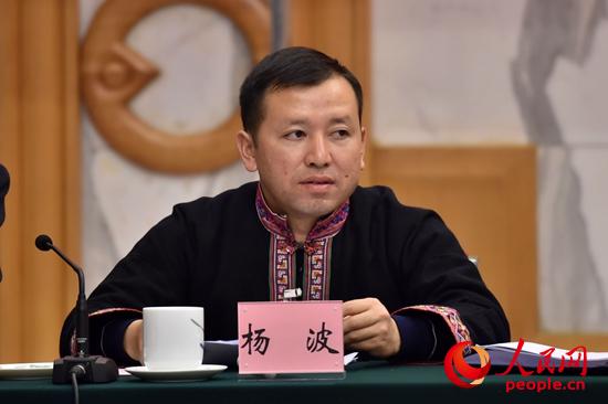 海嘎村駐村第一書記楊波代表發言（人民網記者 翁奇羽 攝）