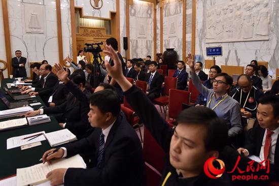 現場媒體記者提問（人民網記者 翁奇羽 攝）