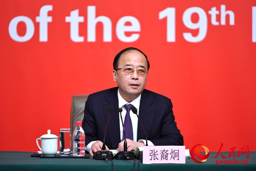 中共中央統戰部常務副部長張裔炯介紹情況。（人民網記者 於凱 攝）